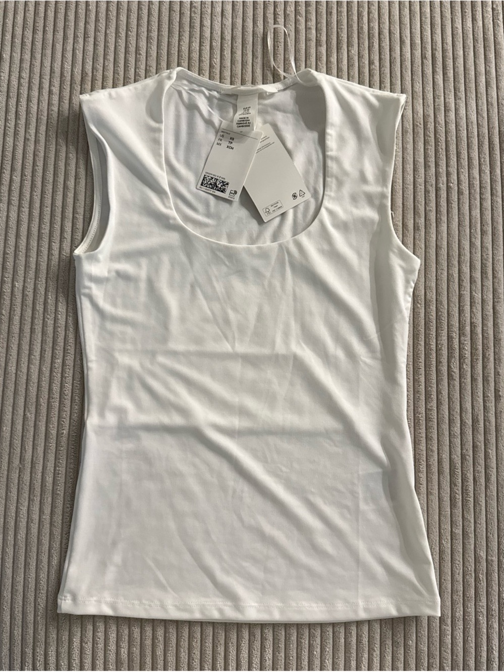 H&M White Scoop Neck Tank - Picture 1 of 2